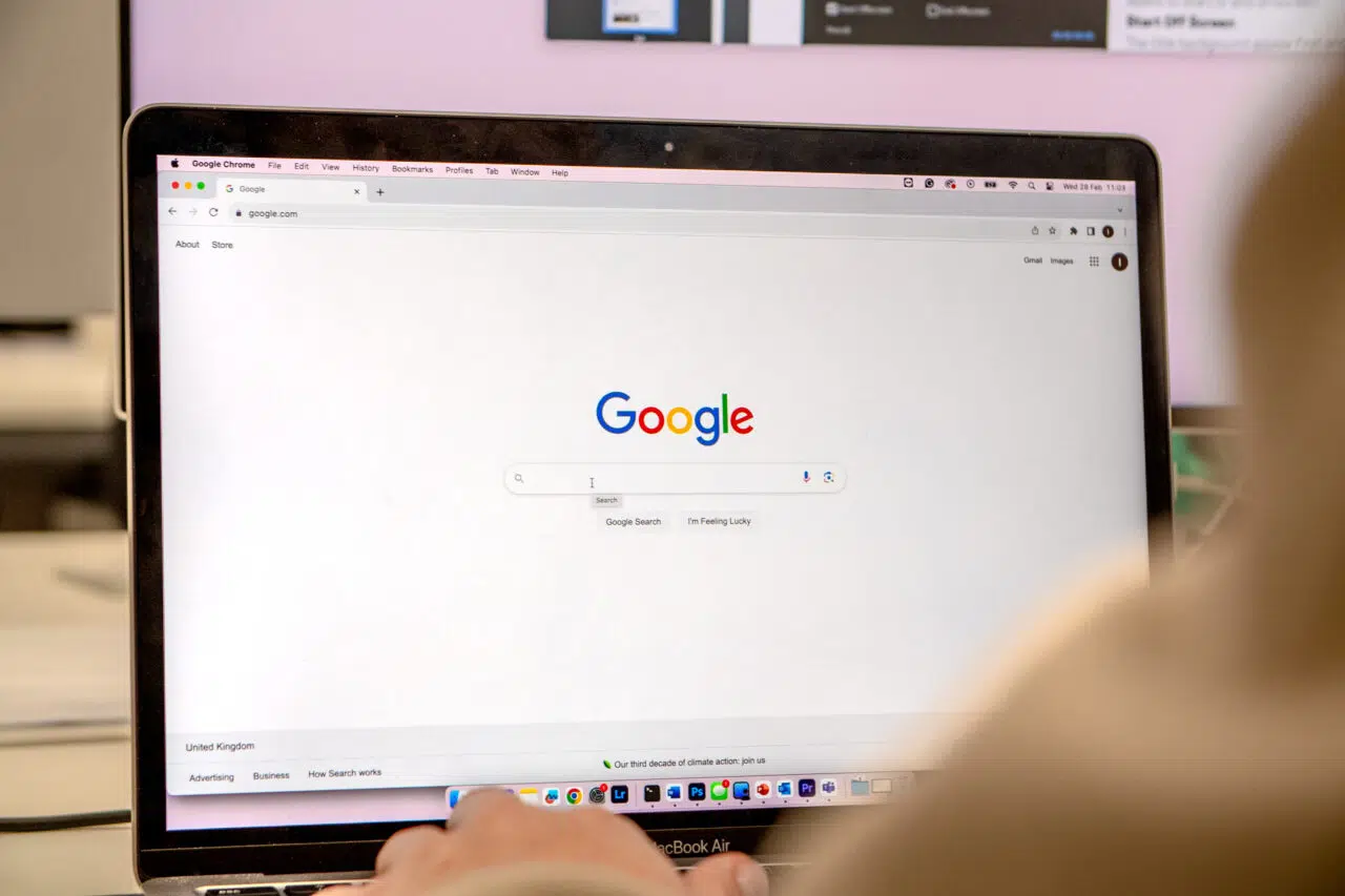 Google_Homepage_OverShoulder-P1246572